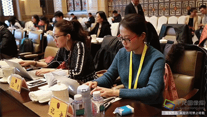 3月7日，在北京代表团上忙碌的女记者-(9)