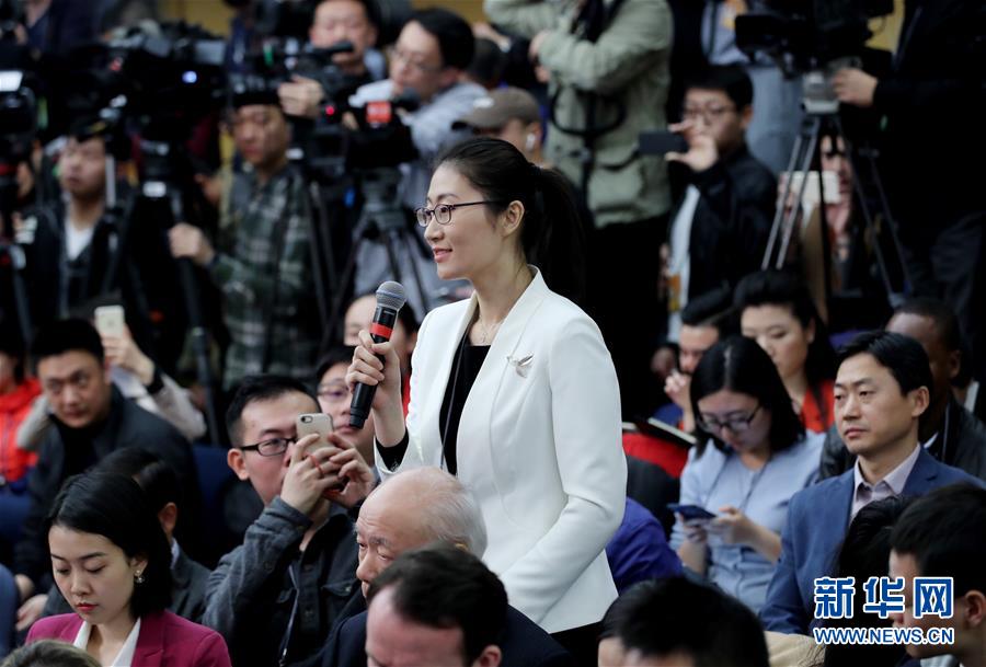 3月8日，十二届全国人大五次会议新闻中心举行记者会，邀请外交部部长王毅就“中国的外交政策和对外关系”的相关问题回答中外记者的提问。这是记者在提问。　　新华社记者张玉薇摄
