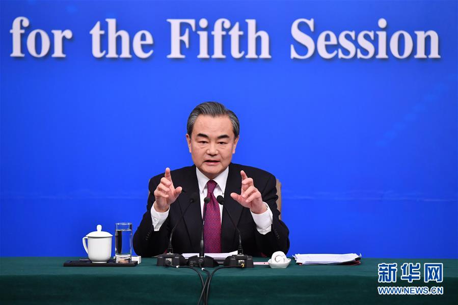 3月8日，十二届全国人大五次会议新闻中心举行记者会，邀请外交部部长王毅就“中国的外交政策和对外关系”的相关问题回答中外记者的提问。这是王毅在回答记者提问。　　新华社记者李鑫摄