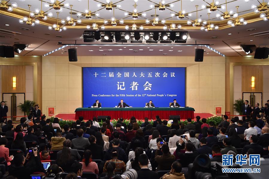 3月8日，十二届全国人大五次会议新闻中心举行记者会，邀请外交部部长王毅就“中国的外交政策和对外关系”的相关问题回答中外记者的提问。　　新华社记者李鑫摄