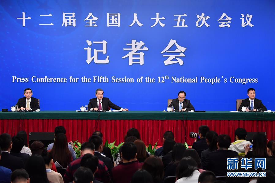 　3月8日，十二届全国人大五次会议新闻中心举行记者会，邀请外交部部长王毅就“中国的外交政策和对外关系”的相关问题回答中外记者的提问。　　新华社记者李鑫摄