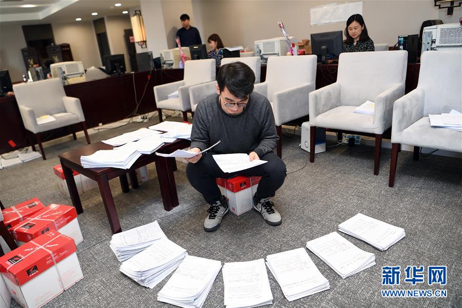 3月8日，工作人员对提案进行整理分类。全国政协十二届五次会议提案已截止，提案组工作人员抓紧整理分类提案。 新华社记者金良快摄