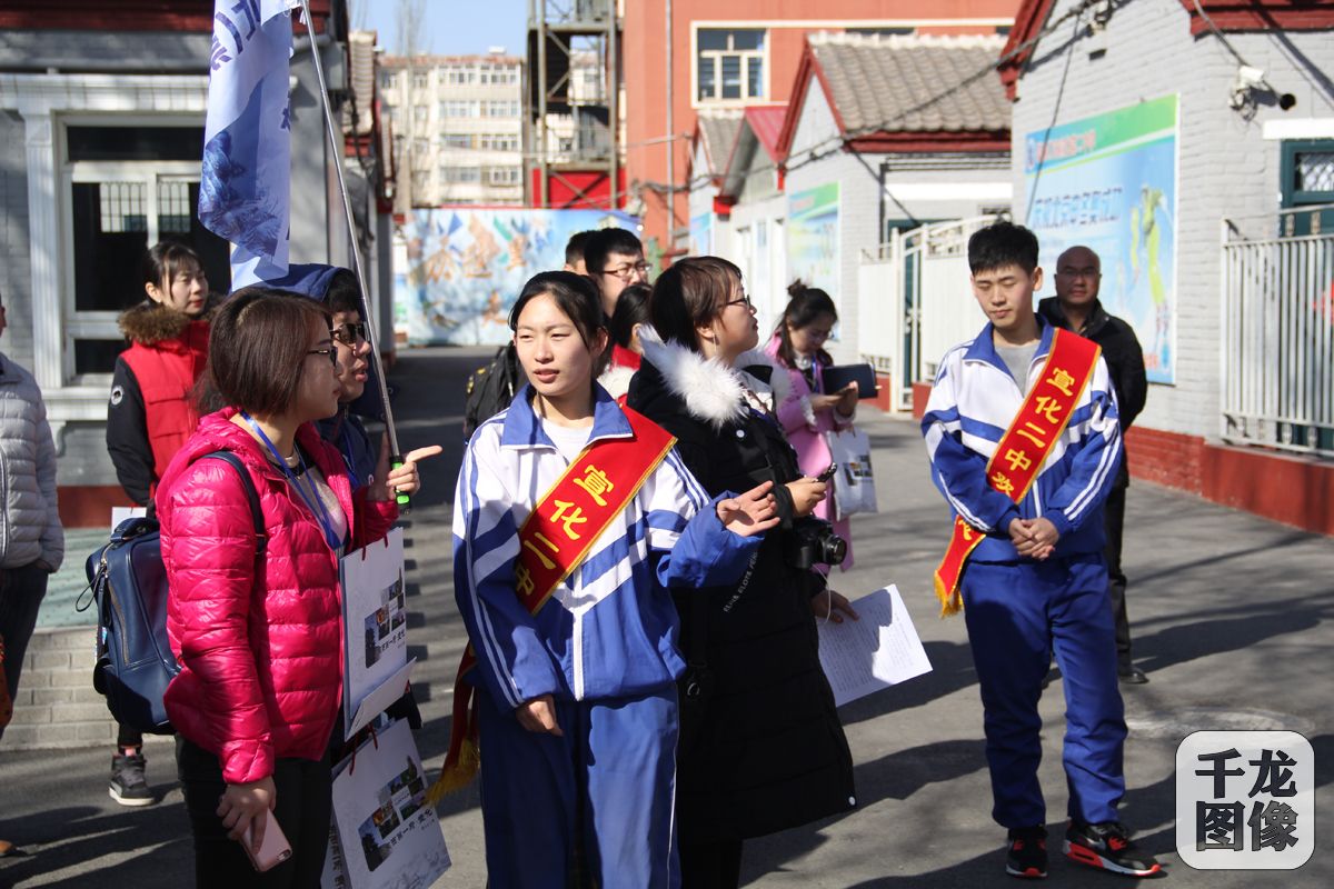 3月8日，&ldquo;全国重点媒体河北（崇礼）冰雪行&rdquo;的记者们来到张家口市青少年冬季奥林匹克运动学校采访。图为学生代表正在讲解学校情况。千龙网记者 黄业摄