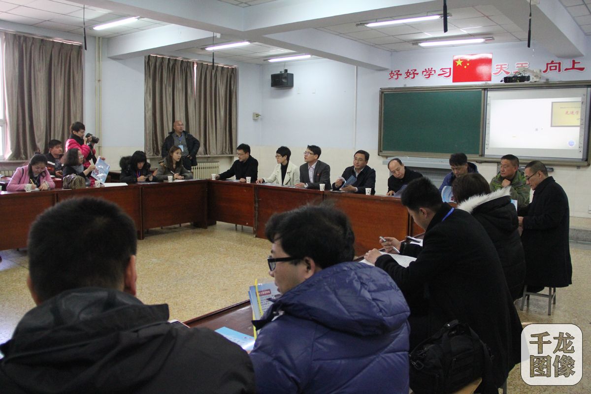3月8日，&ldquo;全国重点媒体河北（崇礼）冰雪行&rdquo;的记者们来到张家口市青少年冬季奥林匹克运动学校采访。图为学校领导与记者们进行座谈。千龙网记者 黄业摄