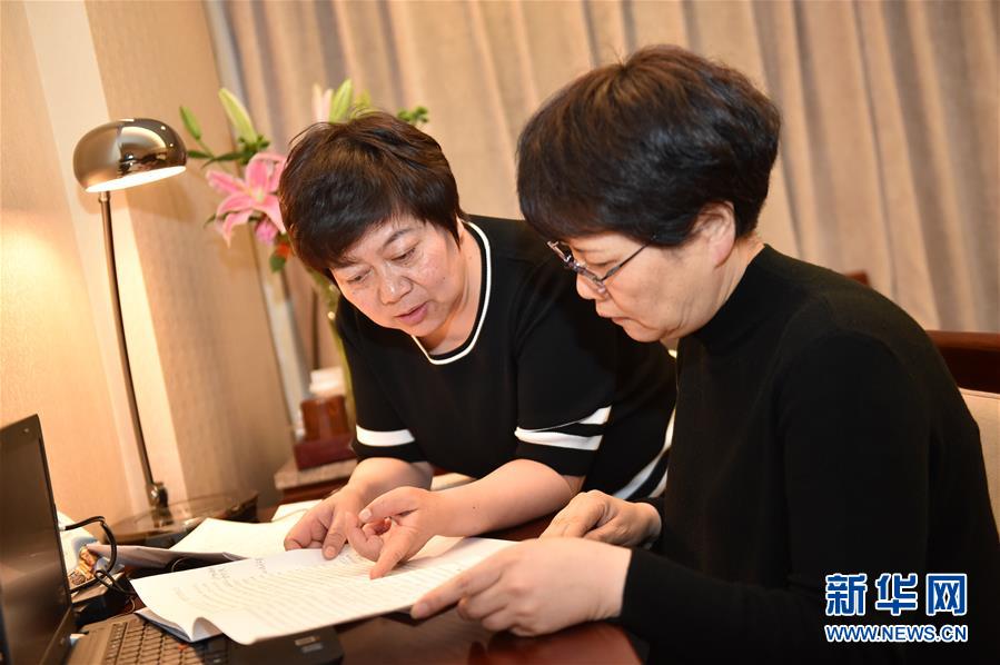 7.3月8日晚上，罗春桃（左）和张仙蕊代表在驻地房间一起讨论会议文件。