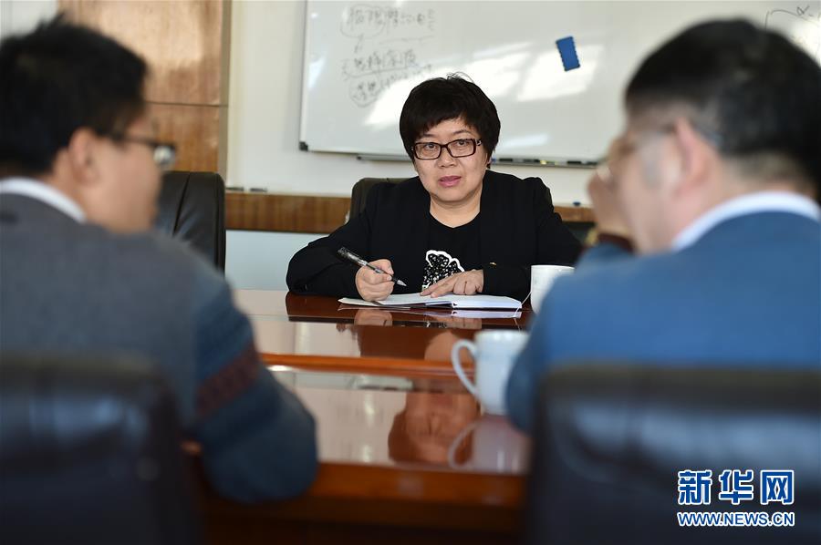 53月8日，罗春桃在清华大学化学工程系与魏飞教授（前右）和他的学生座谈。