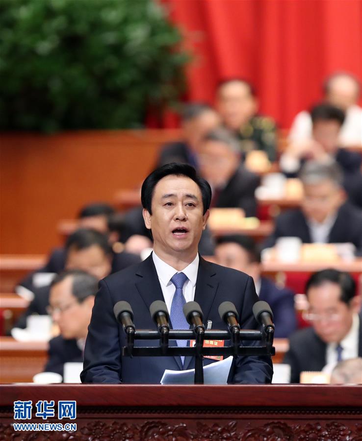3月9日，全国政协十二届五次会议在北京人民大会堂举行第二次全体会议。这是许家印委员作《脱贫攻坚 重在精准 贵在落实》的发言。新华社记者 张铎 摄