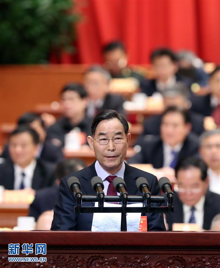 　3月9日，全国政协十二届五次会议在北京人民大会堂举行第二次全体会议。这是朱保成委员代表农业界作《关于进一步深入推进农村土地实行“三权分置”的建议》的发言。新华社记者 刘卫兵 摄