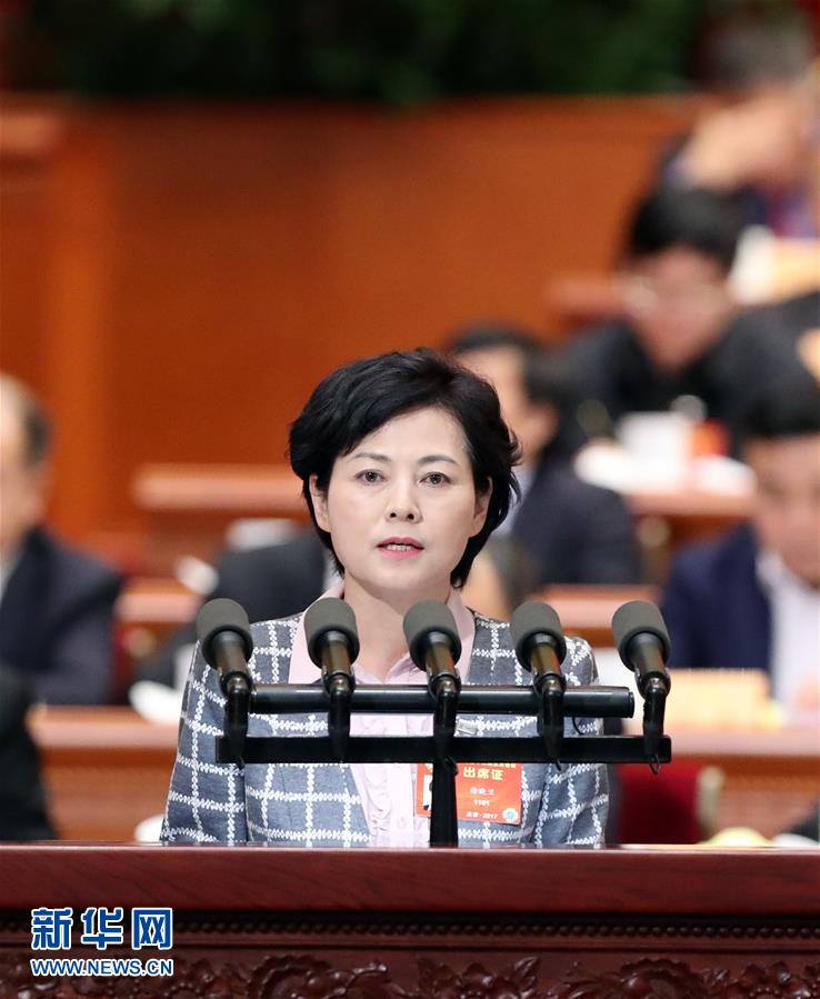 　3月9日，全国政协十二届五次会议在北京人民大会堂举行第二次全体会议。这是徐晓兰委员作《小小一支笔 谱写大文章》的发言。 新华社记者张铎 摄