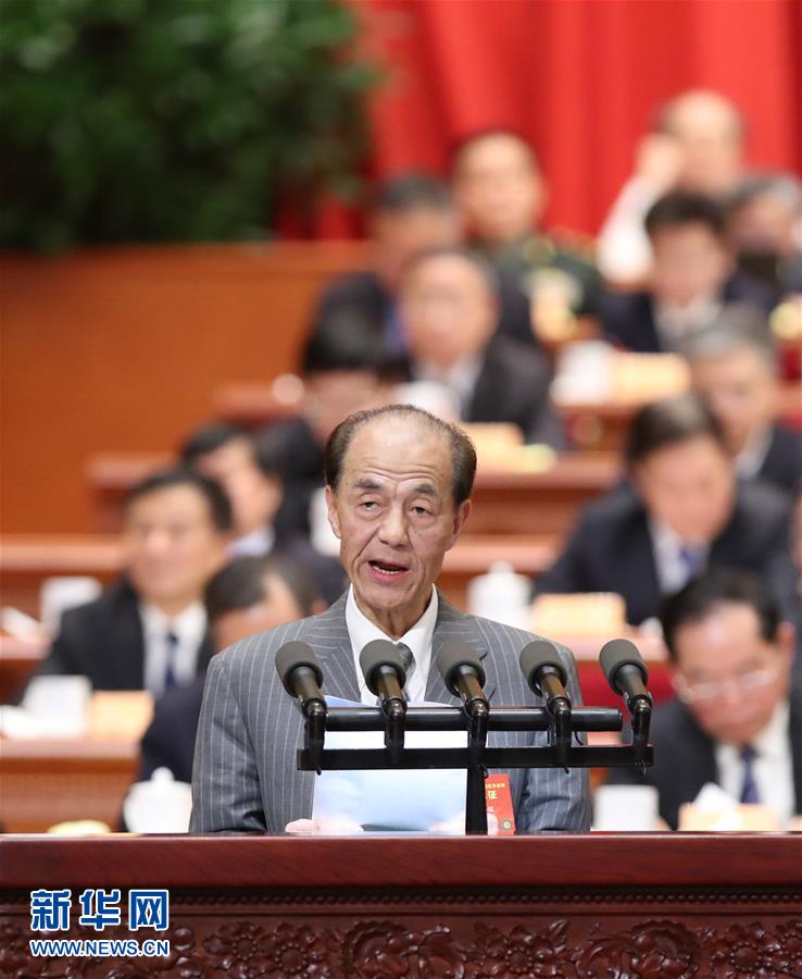 3月9日，全国政协十二届五次会议在北京人民大会堂举行第二次全体会议。这是张泓铭委员作《楼市调控需要对冲异常波动的自动调节机制同综合施策形成合力》的发言。 　新华社记者 张铎 摄