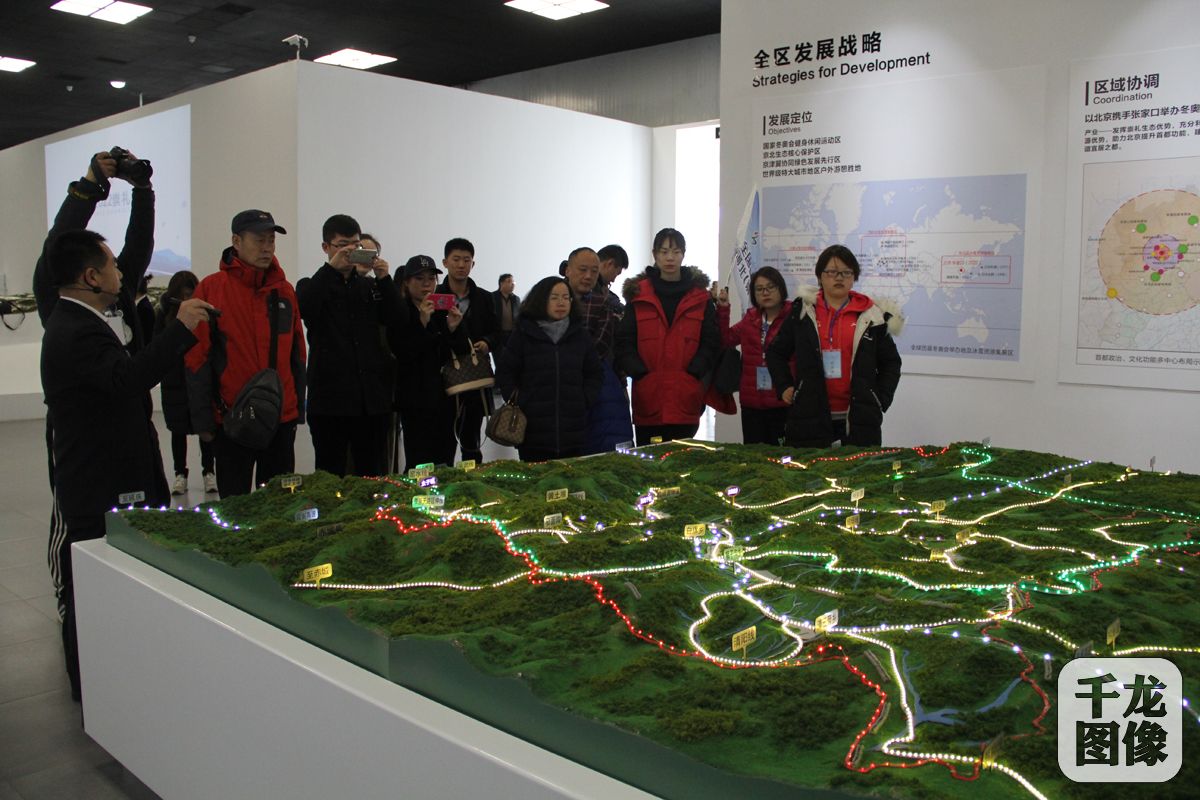 3月9日，&ldquo;全国重点媒体河北（崇礼）冰雪行&rdquo;一行记者参观了2022年北京冬奥会张家口赛区临时展馆。图为记者们在室内听取讲解。千龙网记者 黄业摄