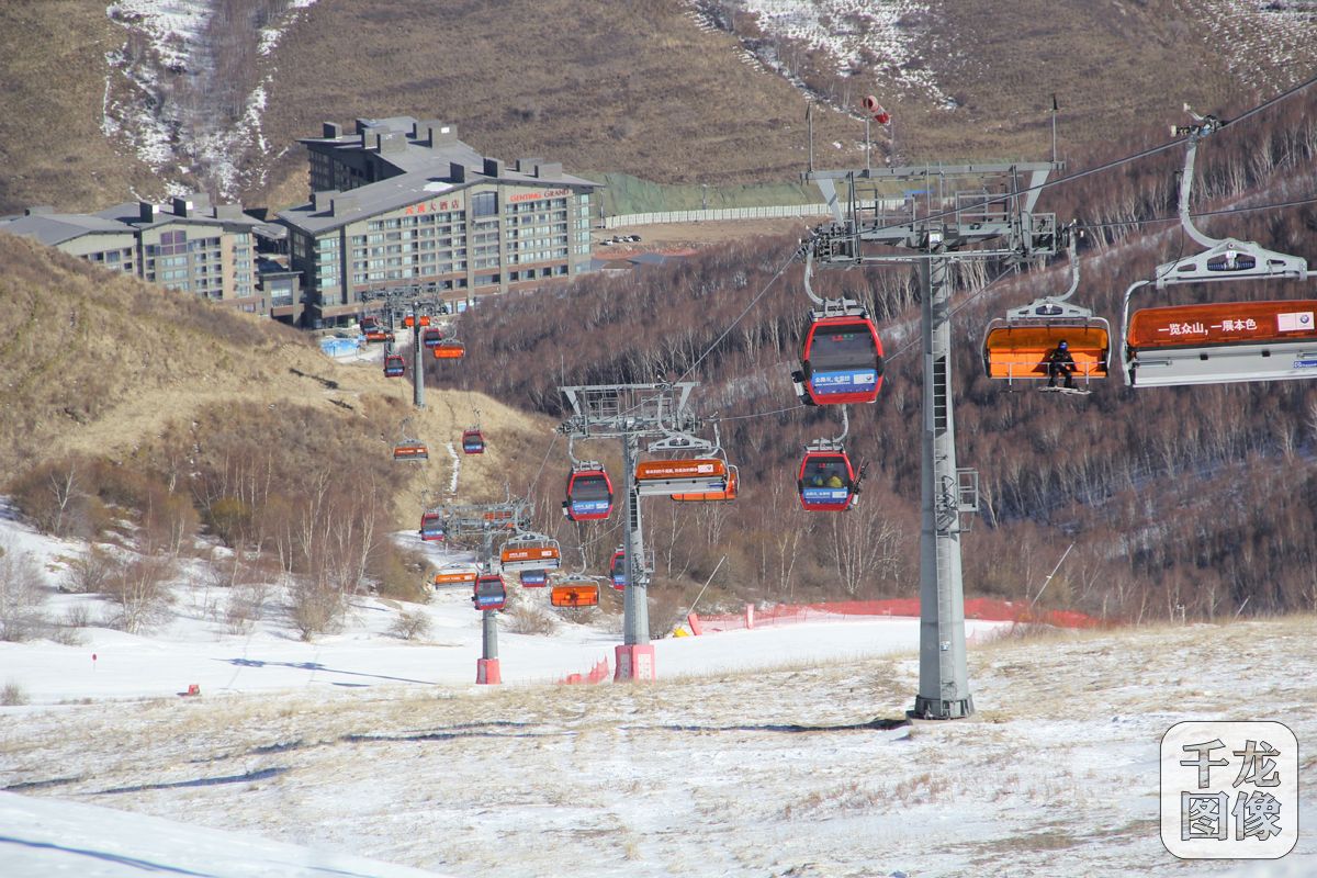 3月9日，&ldquo;全国重点媒体河北（崇礼）冰雪行&rdquo;一行记者参观采访了云顶滑雪场。图为滑雪场的世界顶级高速缆车。千龙网记者 黄业摄