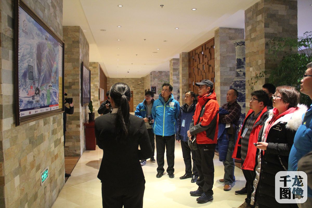 3月9日,“全国重点媒体河北(崇礼)冰雪行”一行记者参观了云顶滑雪场。图为解说员为记者们讲解云顶滑雪场全貌。千龙网记者 黄业摄