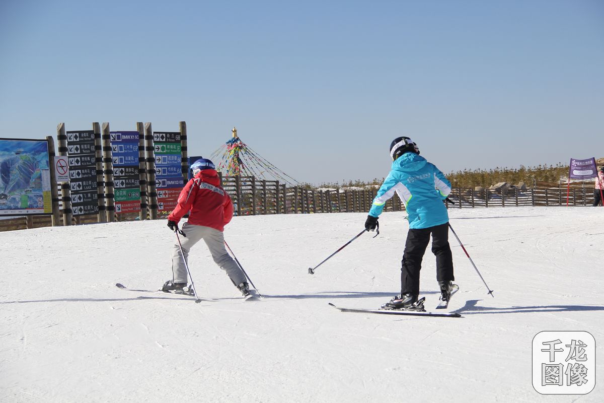 3月9日，&ldquo;全国重点媒体河北（崇礼）冰雪行&rdquo;一行记者参观了云顶滑雪场。图为正在享受滑雪乐趣的爱好者。千龙网记者 黄业摄