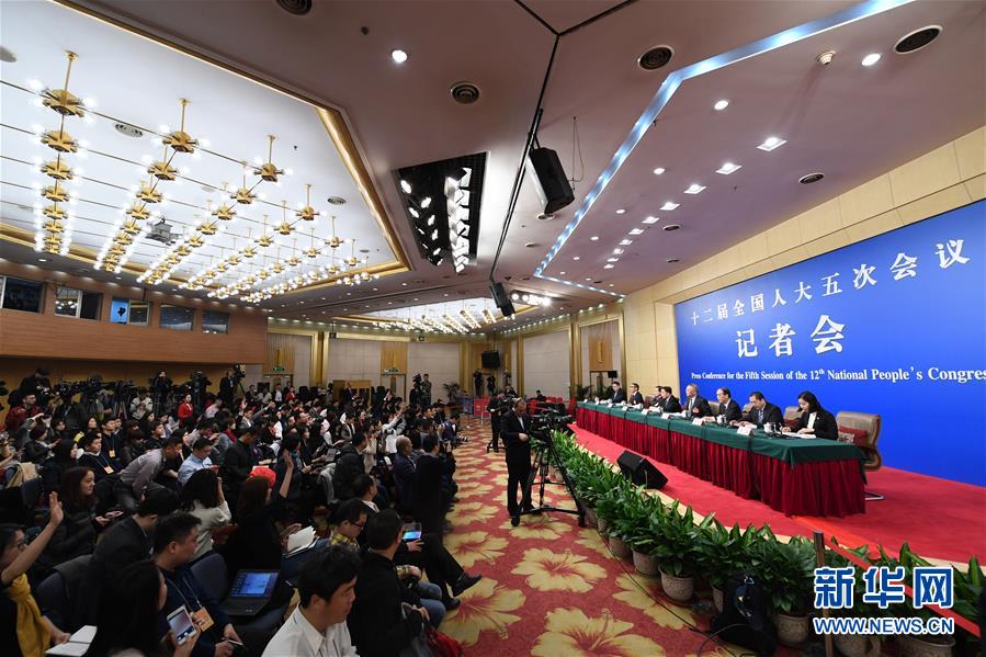 3月10日，十二届全国人大五次会议新闻中心举行记者会，邀请全国人大教科文卫委员会主任委员柳斌杰、内务司法委员会副主任委员王胜明、财政经济委员会副主任委员尹中卿、环境与资源保护委员会副主任委员袁驷、全国人大常委会预算工作委员会副主任刘修文、全国人大常委会办公厅秘书局巡视员傅文杰就“人大监督工作”的相关问题回答中外记者的提问。1