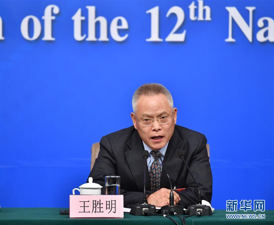 3月10日，十二届全国人大五次会议新闻中心举行记者会，邀请全国人大教科文卫委员会主任委员柳斌杰、内务司法委员会副主任委员王胜明、财政经济委员会副主任委员尹中卿、环境与资源保护委员会副主任委员袁驷、全国人大常委会预算工作委员会副主任刘修文、全国人大常委会办公厅秘书局巡视员傅文杰就“人大监督工作”的相关问题回答中外记者的提问。这是王胜明在回答记者提问。