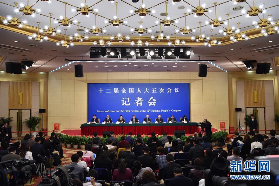 　3月10日，十二届全国人大五次会议新闻中心举行记者会，邀请全国人大教科文卫委员会主任委员柳斌杰、内务司法委员会副主任委员王胜明、财政经济委员会副主任委员尹中卿、环境与资源保护委员会副主任委员袁驷、全国人大常委会预算工作委员会副主任刘修文、全国人大常委会办公厅秘书局巡视员傅文杰就“人大监督工作”的相关问题回答中外记者的提问。