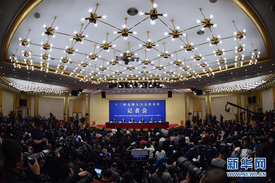 3月10日，十二届全国人大五次会议新闻中心举行记者会，邀请中国人民银行行长周小川、副行长易纲、副行长兼国家外汇管理局局长潘功胜、副行长范一飞就“金融改革与发展”的相关问题回答中外记者的提问。8