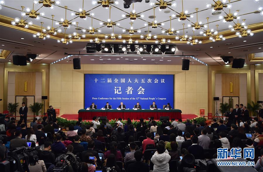 3月10日，十二届全国人大五次会议新闻中心举行记者会，邀请中国人民银行行长周小川、副行长易纲、副行长兼国家外汇管理局局长潘功胜、副行长范一飞就“金融改革与发展”的相关问题回答中外记者的提问。2