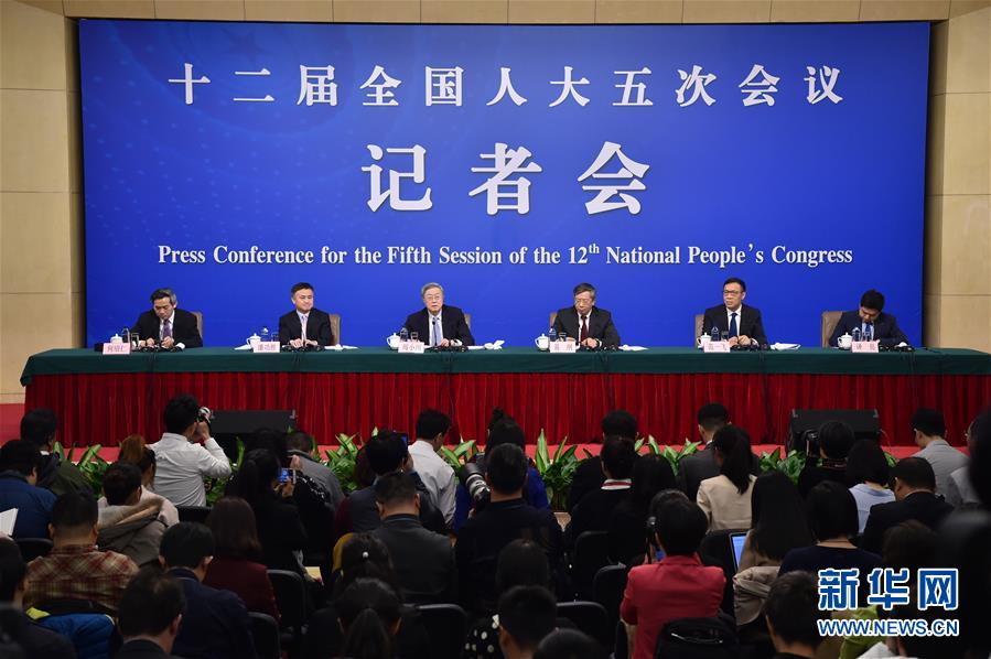 3月10日，十二届全国人大五次会议新闻中心举行记者会，邀请中国人民银行行长周小川、副行长易纲、副行长兼国家外汇管理局局长潘功胜、副行长范一飞就“金融改革与发展”的相关问题回答中外记者的提问。6
