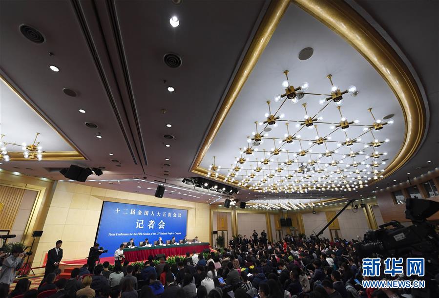 3月10日，十二届全国人大五次会议新闻中心举行记者会，邀请中国人民银行行长周小川、副行长易纲、副行长兼国家外汇管理局局长潘功胜、副行长范一飞就“金融改革与发展”的相关问题回答中外记者的提问。7