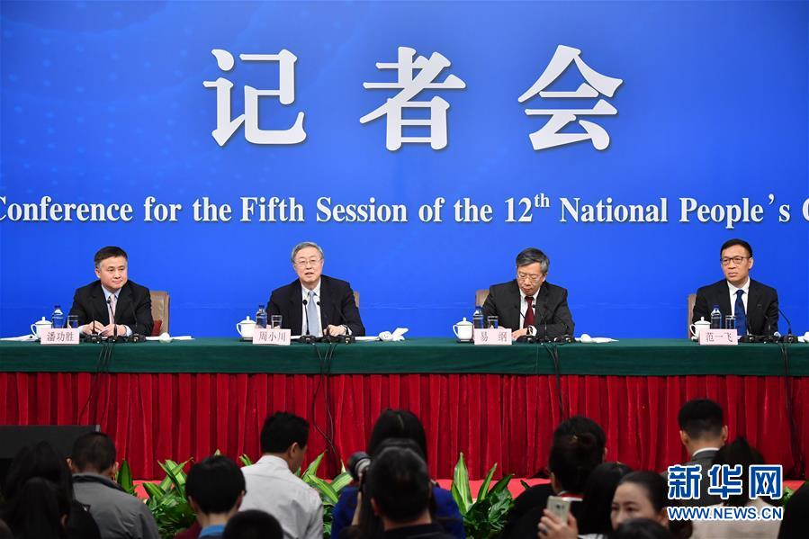 3月10日，十二届全国人大五次会议新闻中心举行记者会，邀请中国人民银行行长周小川、副行长易纲、副行长兼国家外汇管理局局长潘功胜、副行长范一飞就“金融改革与发展”的相关问题回答中外记者的提问。1