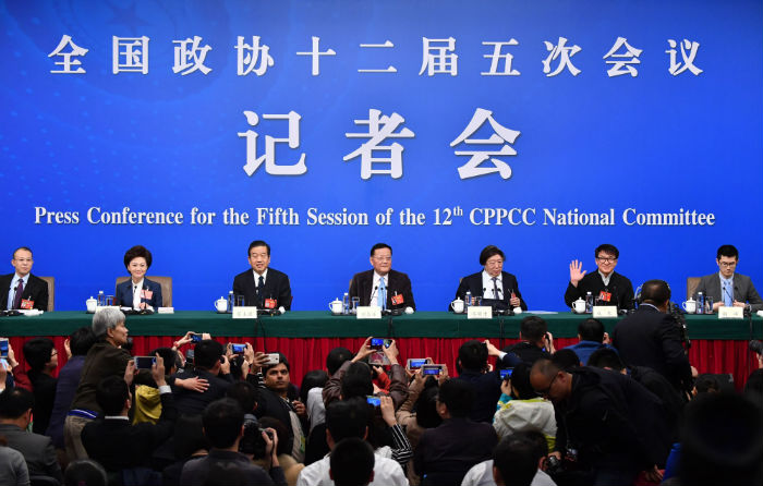 3月7日，全国政协十二届五次会议在北京梅地亚两会新闻中心召开记者会，邀请全国政协委员刘长乐、冯骥才、苏士澍、成龙、海霞就弘扬中华优秀传统文化、培育和践行社会主义核心价值观、繁荣发展社会主义文艺、大力发展社会主义先进文化、推动中外人文交流等问题回答记者提问。 新华社记者 李鑫 摄