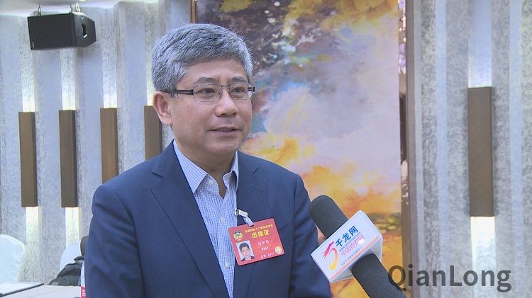 民建中央经济工作委员会副主任，清华大学经管学院副院长、经济系系主任白重恩接受千龙网记者采访。