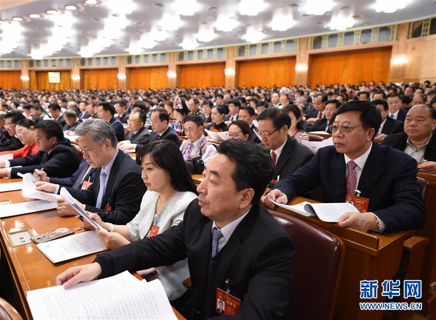 3月12日，十二届全国人大五次会议在北京人民大会堂举行第三次全体会议。这是代表们认真听会。 新华社记者 杨宗友 摄
