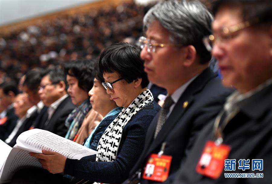 3月12日，十二届全国人大五次会议在北京人民大会堂举行第三次全体会议。这是全国政协委员列席会议。 新华社记者 吴晓凌 摄