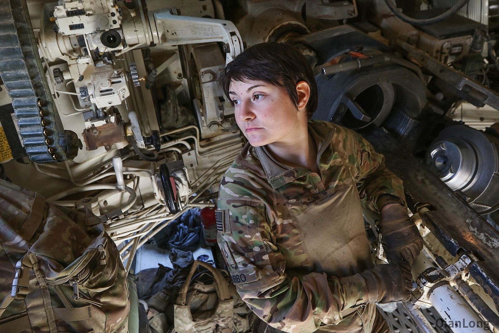 美军女炮兵炮击IS阵地 真正的战地女武神-千龙
