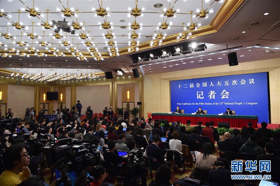 3月12日，十二届全国人大五次会议新闻中心举行记者会，邀请教育部部长陈宝生就“教育改革发展”的相关问题回答中外记者的提问。 新华社记者李鑫 摄