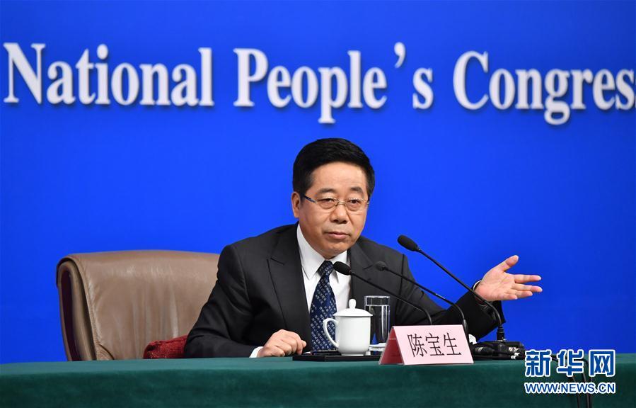 　3月12日，十二届全国人大五次会议新闻中心举行记者会，邀请教育部部长陈宝生就“教育改革发展”的相关问题回答中外记者的提问。这是陈宝生回答记者提问。新华社记者 李鑫 摄