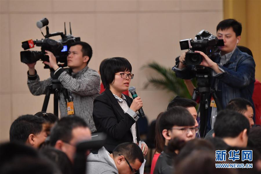 3月12日，十二届全国人大五次会议新闻中心举行记者会，邀请教育部部长陈宝生就“教育改革发展”的相关问题回答中外记者的提问。这是新华社记者在提问。新华社记者 李鑫 摄