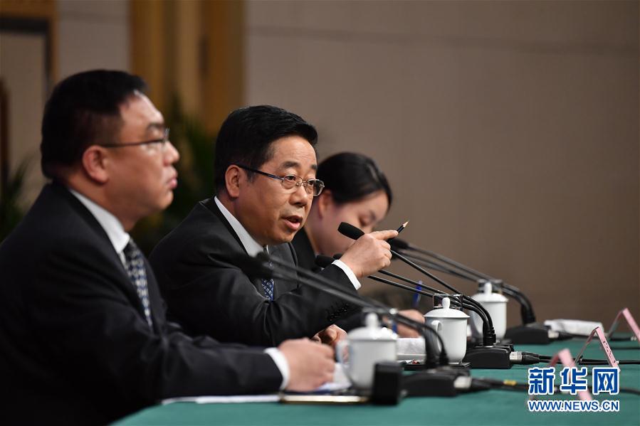 3月12日，十二届全国人大五次会议新闻中心举行记者会，邀请教育部部长陈宝生就“教育改革发展”的相关问题回答中外记者的提问。这是陈宝生（中）回答记者提问。新华社记者 李鑫 摄