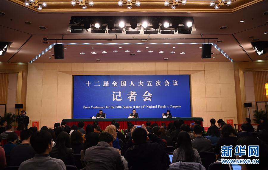 3月12日，十二届全国人大五次会议新闻中心举行记者会，邀请教育部部长陈宝生就“教育改革发展”的相关问题回答中外记者的提问。 新华社记者薛玉斌 摄