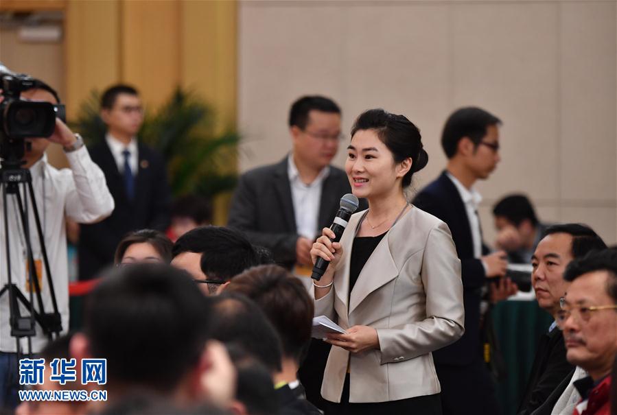　3月12日，十二届全国人大五次会议新闻中心举行记者会，邀请教育部部长陈宝生就“教育改革发展”的相关问题回答中外记者的提问。这是记者在提问。新华社记者 李鑫 摄