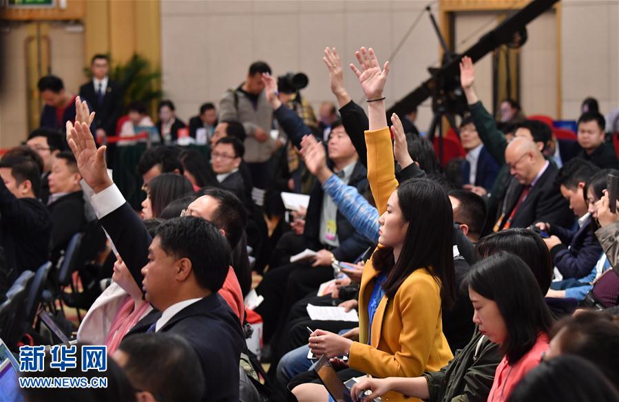 　3月12日，十二届全国人大五次会议新闻中心举行记者会，邀请教育部部长陈宝生就“教育改革发展”的相关问题回答中外记者的提问。这是记者在举手提问。新华社记者 李鑫 摄