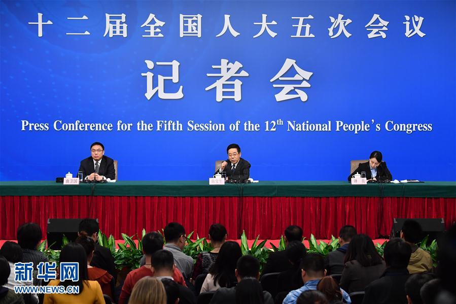 3月12日，十二届全国人大五次会议新闻中心举行记者会，邀请教育部部长陈宝生就“教育改革发展”的相关问题回答中外记者的提问。 新华社记者 李鑫 摄
