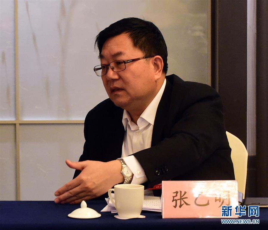 全国人大代表张乙明说，供给侧改革促进了生产力发展方式的改变，大连港要进一步完善港口功能，提供个性化的全程物流服务，充分发挥港口作为公用基础设施对经济的拉动作用。新华社记者 杨青 摄