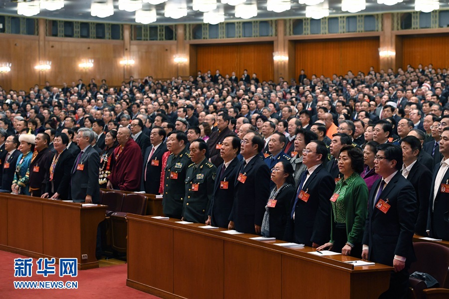 3月13日，全国政协十二届五次会议在北京人民大会堂举行闭幕会。这是委员们高唱国歌。 新华社记者 饶爱民 摄5