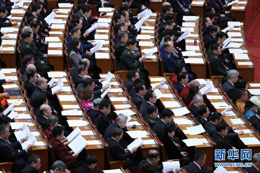 3月13日，全国政协十二届五次会议在北京人民大会堂举行闭幕会。这是全国政协委员在认真听会。 新华社记者 王晔 摄