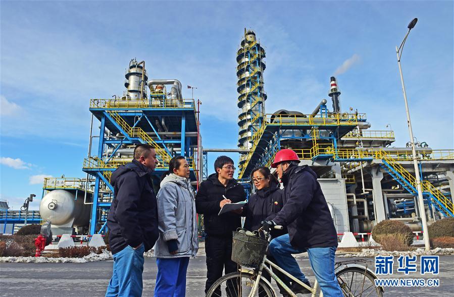 这是2月22日，王尚典（中）在中国石油天然气集团公司锦西石化分公司向工友了解情况。 新华社记者 杨青 摄