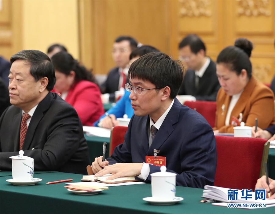 这是3月7日，王尚典（前右）在十二届全国人大五次会议辽宁代表团全体会议上听会。 新华社记者 谢环驰 摄