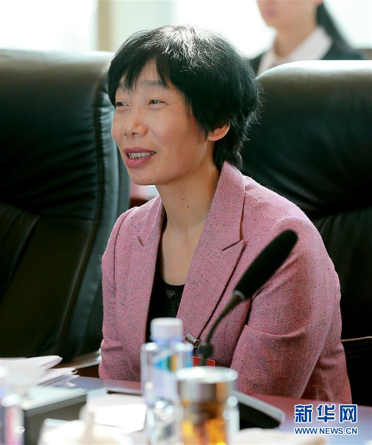 这是3月8日，薛海英参加小组会议。 新华社记者岳月伟摄