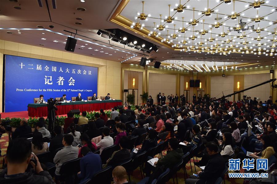 3月14日，十二届全国人大五次会议新闻中心举行记者会，邀请国家质检总局局长支树平、副局长兼国家认证认可监督管理委员会主任孙大伟、国家标准化管理委员会主任田世宏就“质量提升”的相关问题回答中外记者的提问。新华社记者 李鑫 摄