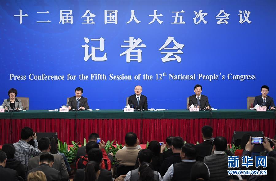 3月14日，十二届全国人大五次会议新闻中心举行记者会，邀请国家质检总局局长支树平、副局长兼国家认证认可监督管理委员会主任孙大伟、国家标准化管理委员会主任田世宏就“质量提升”的相关问题回答中外记者的提问。新华社记者 赵颖全 摄