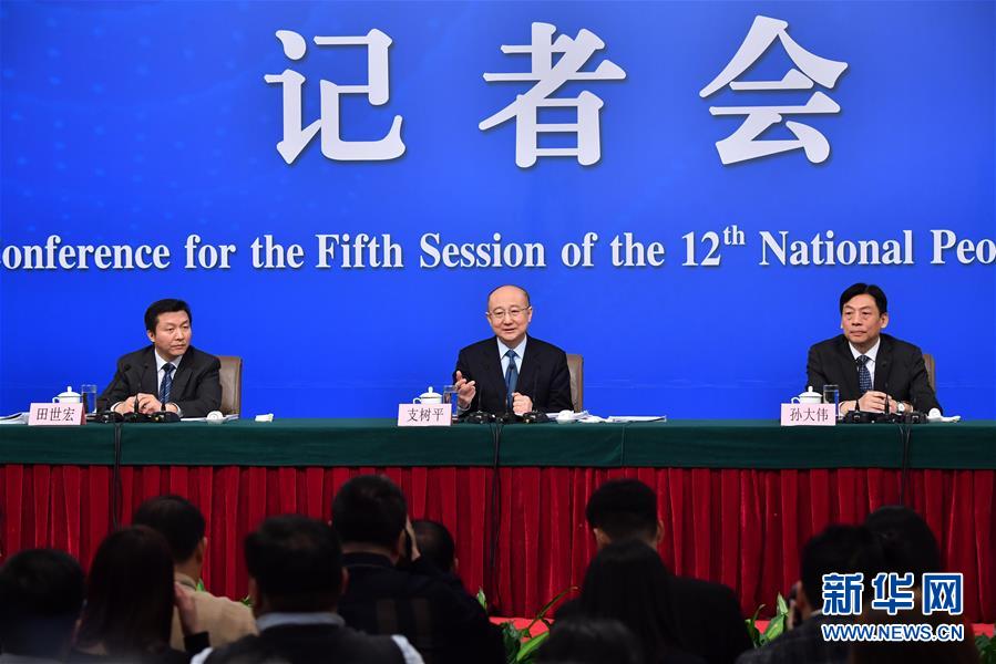 3月14日，十二届全国人大五次会议新闻中心举行记者会，邀请国家质检总局局长支树平、副局长兼国家认证认可监督管理委员会主任孙大伟、国家标准化管理委员会主任田世宏就“质量提升”的相关问题回答中外记者的提问。新华社记者 赵颖全 摄