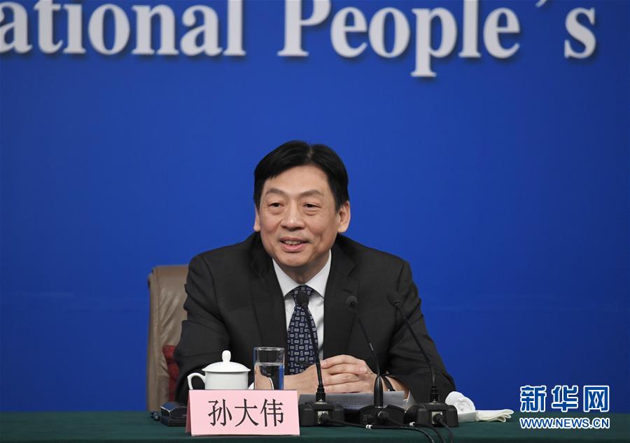 3月14日，十二届全国人大五次会议新闻中心举行记者会，邀请国家质检总局局长支树平、副局长兼国家认证认可监督管理委员会主任孙大伟、国家标准化管理委员会主任田世宏就“质量提升”的相关问题回答中外记者的提问。这是孙大伟在回答记者提问。新华社记者 赵颖全 摄