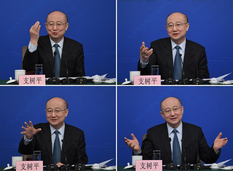 3月14日，十二届全国人大五次会议新闻中心举行记者会，邀请国家质检总局局长支树平、副局长兼国家认证认可监督管理委员会主任孙大伟、国家标准化管理委员会主任田世宏就“质量提升”的相关问题回答中外记者的提问。这是支树平在回答记者提问（拼版照片）。新华社记者 赵颖全 摄